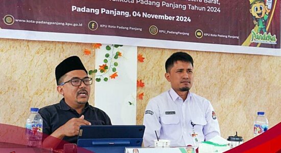 Masnaidi ( Kiri) Foto Kominfo Padang Panjang