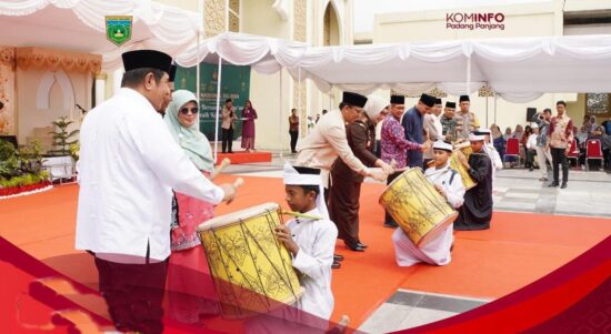 Pemukulan gandang tambua pertanda dibukanya MTQ Nasional ke 41 di Padang Panjang. Foto Kominfo PPJ