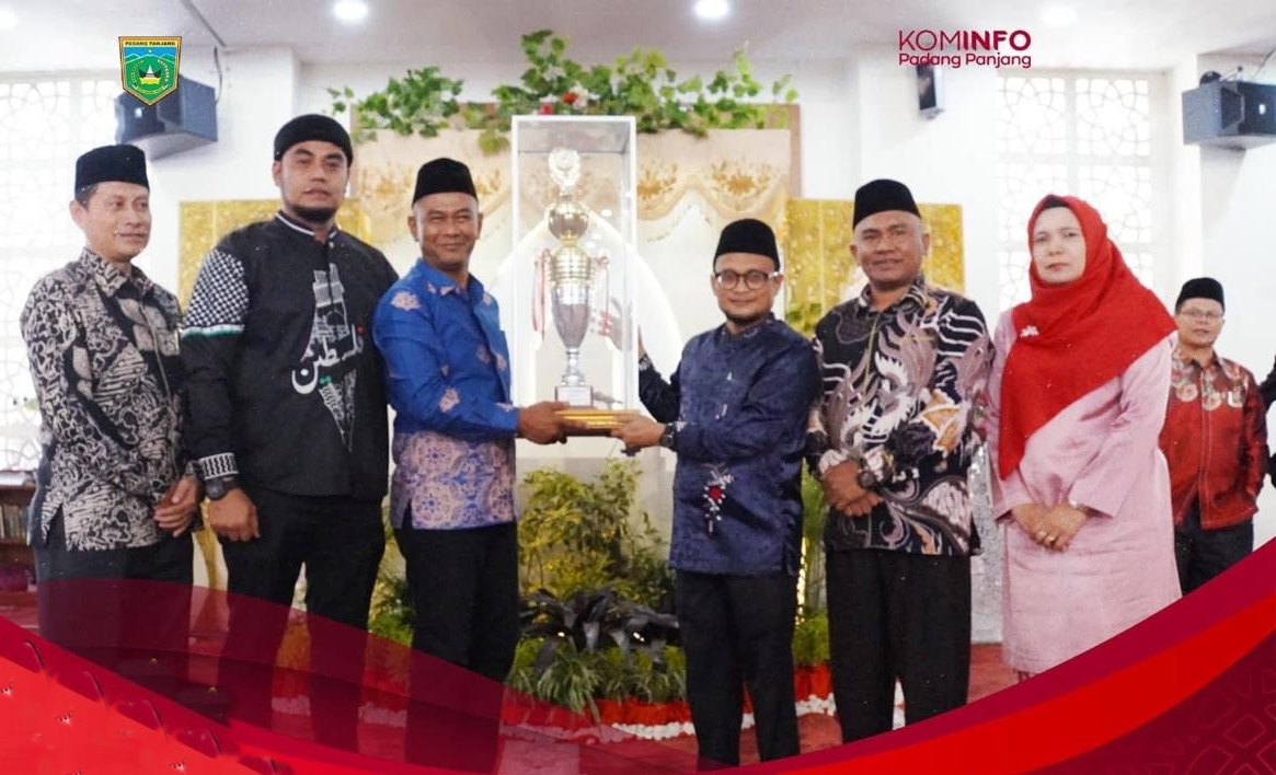 Pj. Sekda Winarno menyerahkan trofi bergilir kepada kafilah Silaiang Bawah foto Kominfo P.Panjang