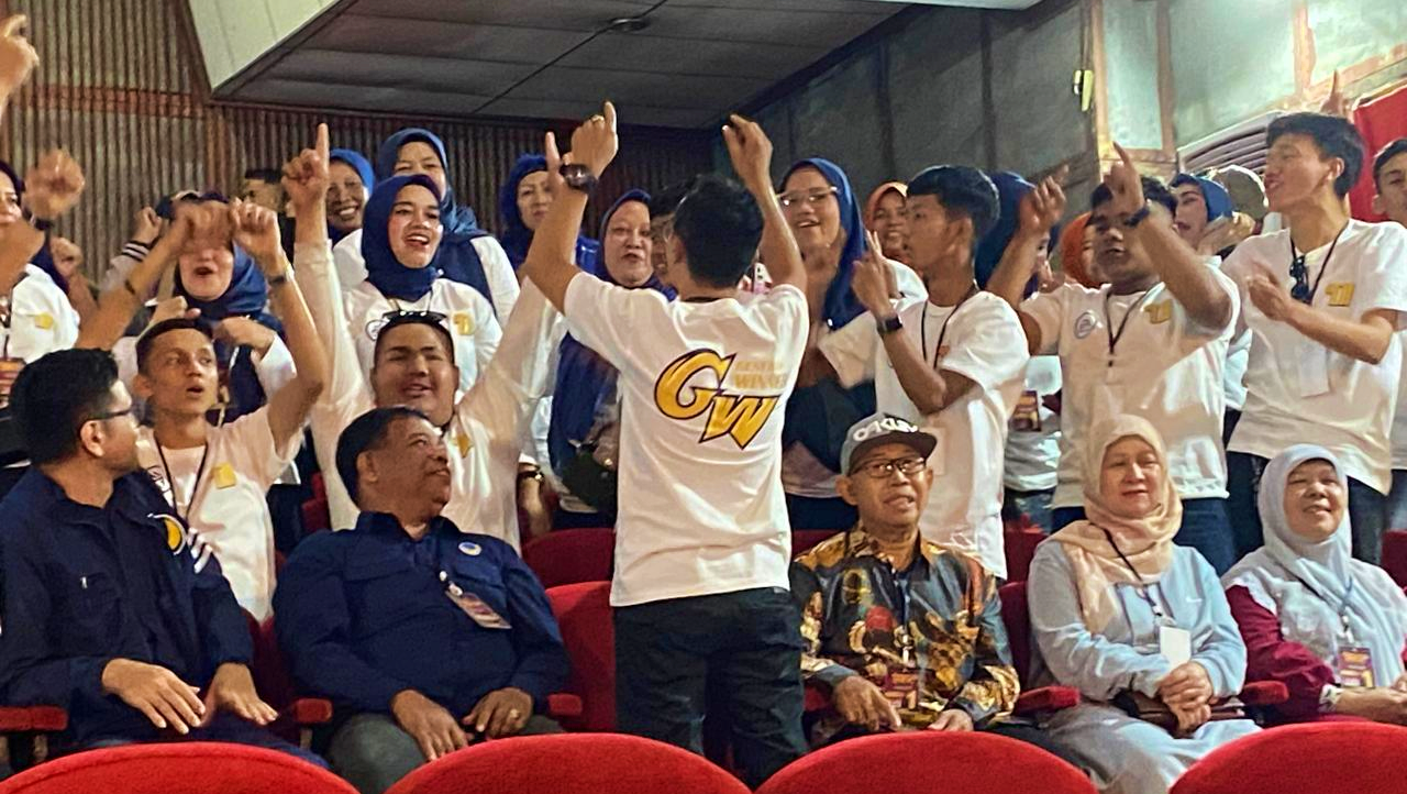 Aksi pendukung salah satu paslon di debat tetbuka 2 Pilwako Padang Panjang.