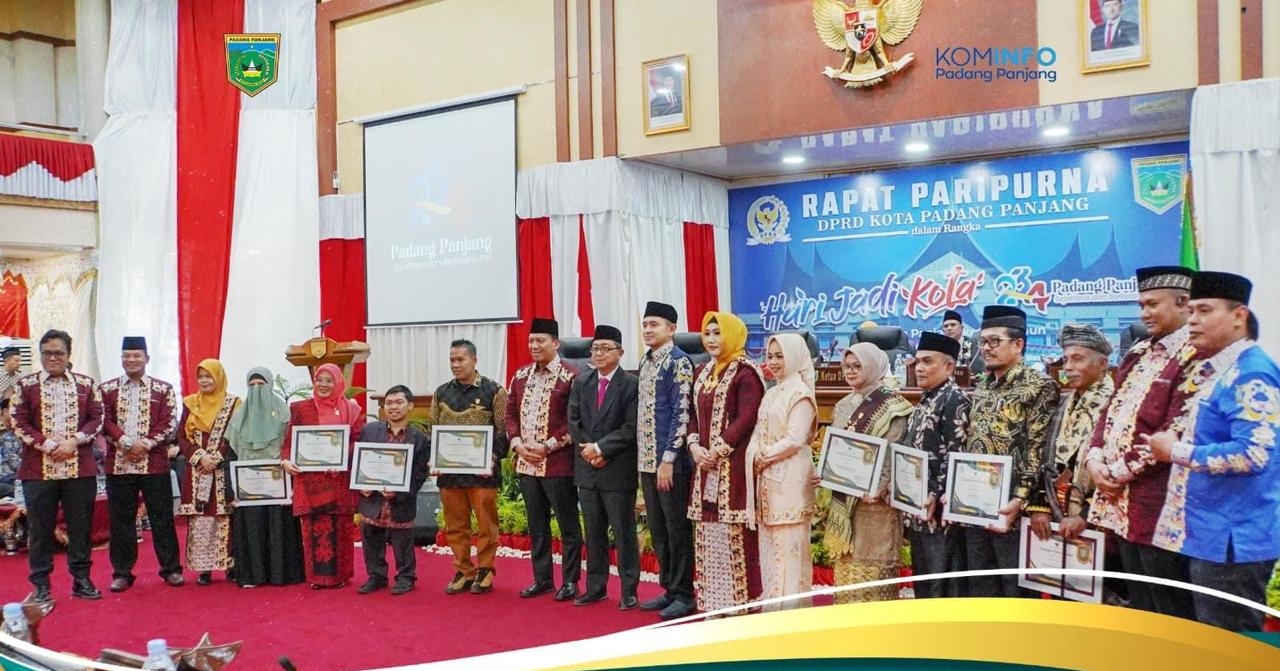 Foto bersama Penerima Pin Emas di penghujung rapat paripurna HJK Padang Panjang