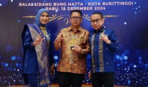 KI Sumbar Anugerahi Febby Dt Bangso AMP Award 2024 Kategori Tokoh Masyarakat