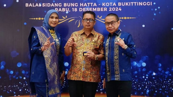 KI Sumbar Anugerahi Febby Dt Bangso AMP Award 2024 Kategori Tokoh Masyarakat