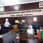 Kegiatan pelayanan publik terkait administrasi kependudukan dan cacatan sipil di Kantor Dinas Dukcapil Kota Padang Panjang