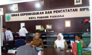 Kegiatan pelayanan publik terkait administrasi kependudukan dan cacatan sipil di Kantor Dinas Dukcapil Kota Padang Panjang