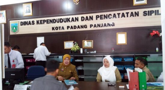 Kegiatan pelayanan publik terkait administrasi kependudukan dan cacatan sipil di Kantor Dinas Dukcapil Kota Padang Panjang