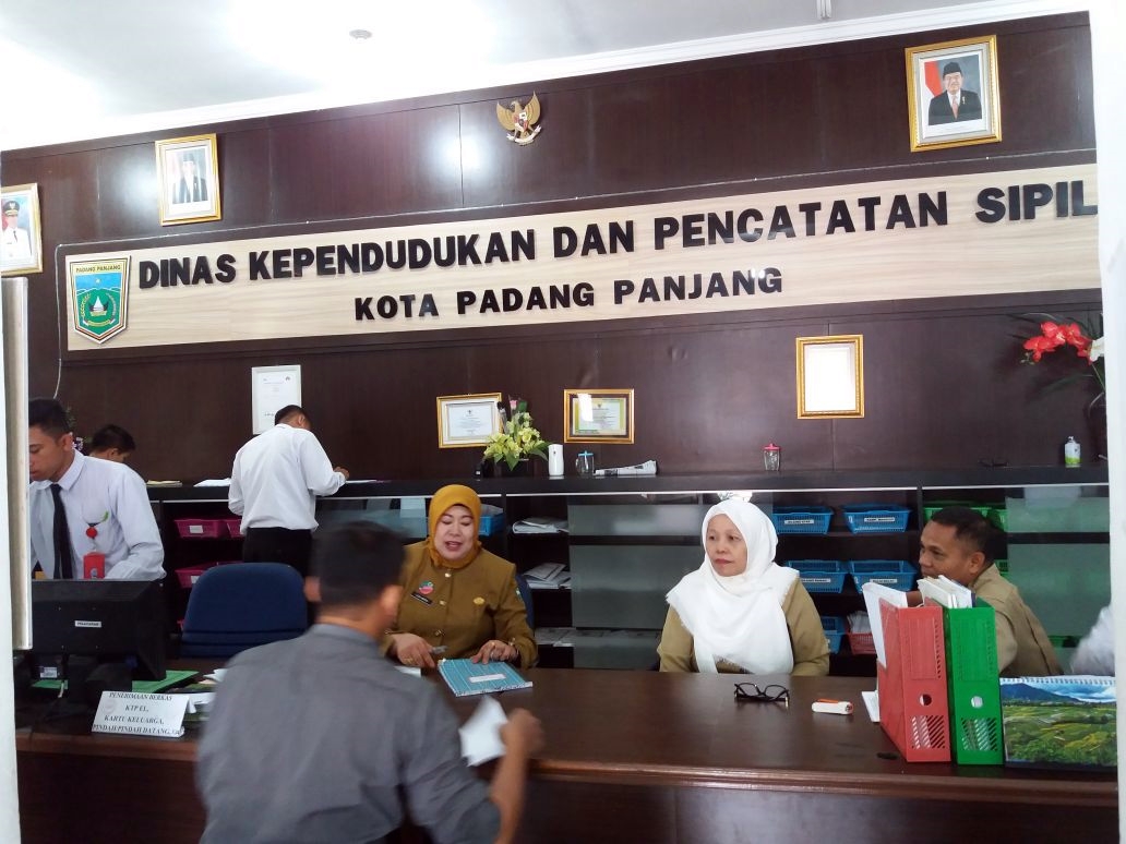 Kegiatan pelayanan publik terkait administrasi kependudukan dan cacatan sipil di Kantor Dinas Dukcapil Kota Padang Panjang