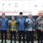 Ketua DPRD Sumbar Muhidi bersama Ketua KI Sumbar Musfi Yendra dan lainnya usai membuka bimtek.