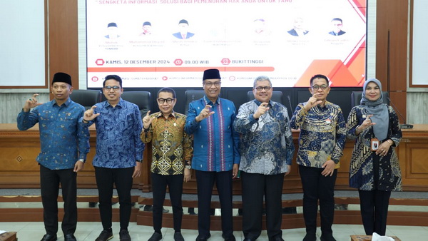 Ketua DPRD Sumbar Muhidi bersama Ketua KI Sumbar Musfi Yendra dan lainnya usai membuka bimtek.