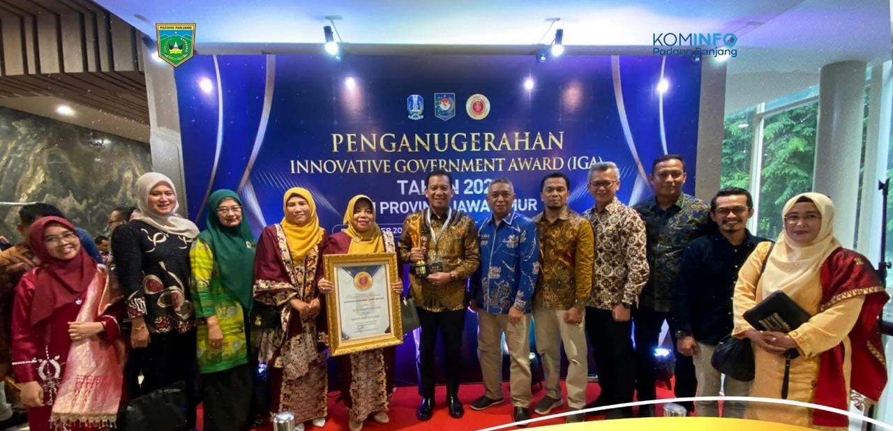 Pj Wako Padang Panjang ( tengah) foto bersama usai menerima Anugerah IGA Award