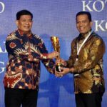 Pj. Walikota Padang Panjang, Sonny Budaya Putra menerima Tropi IGA Award dari Wakil Rektor IPDN, Dr.Rizari Anhar