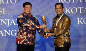 Pj. Walikota Padang Panjang, Sonny Budaya Putra menerima Tropi IGA Award dari Wakil Rektor IPDN, Dr.Rizari Anhar