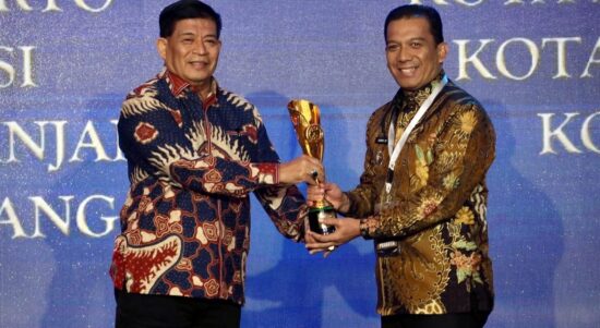 Pj. Walikota Padang Panjang, Sonny Budaya Putra menerima Tropi IGA Award dari Wakil Rektor IPDN, Dr.Rizari Anhar