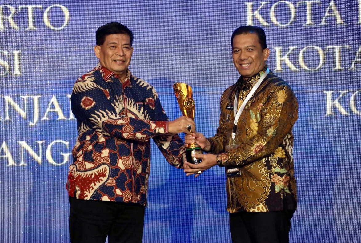 Pj. Walikota Padang Panjang, Sonny Budaya Putra menerima Tropi IGA Award dari Wakil Rektor IPDN, Dr.Rizari Anhar