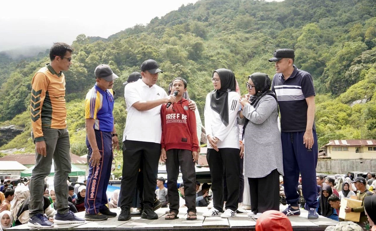 Pj. wako Sonny berbincang dengan Taufik Hidayat