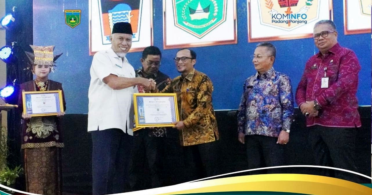 Pj.Sekda DR. Winarno menerima penghargaan KPID dari Gubernur Sumbar, Mahyeldi Ansyahrullah ( foto Kominfo)