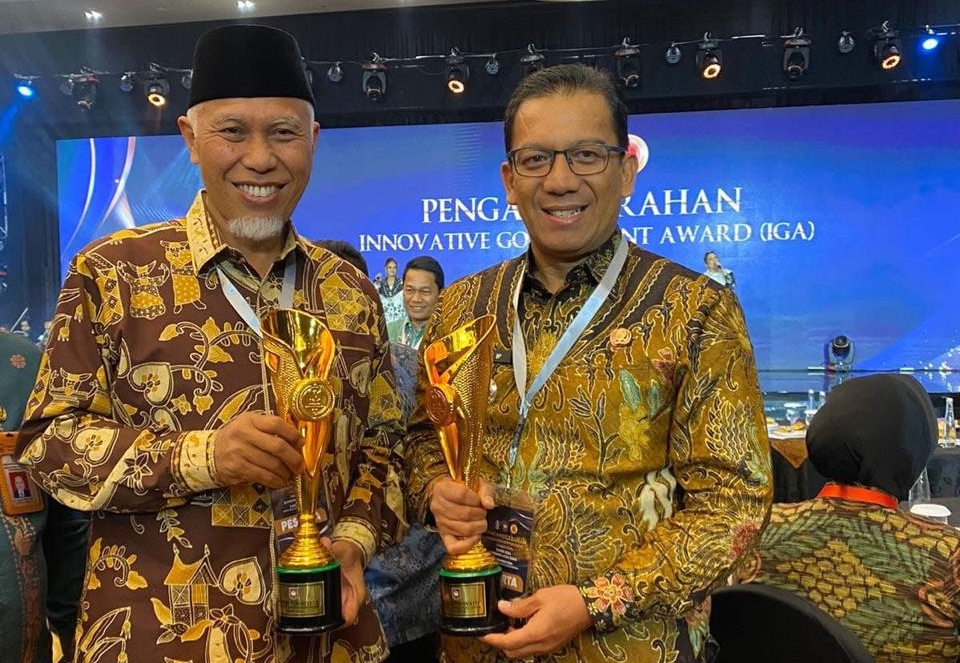 Pj.Sonny Budaya Putra dan Gubernur Mahyeldi `yang juga menerima anugerah IGA Award untuk provinsi Sumatera Barat.( foto; Kominfo)