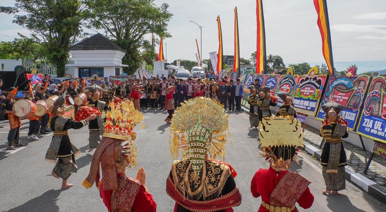 Tamu kehormatan disambut dengan tari pasambahan ( foto Kominfo P.Panjang)