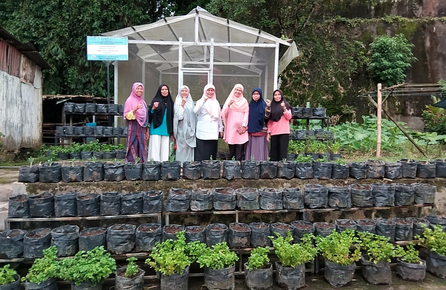 Kadis Pertanian tanaman Pangan Kota Padang Panjang, Ade Nafrita Anas ( tengah) bersama anggota KWT Jembes Saiyo