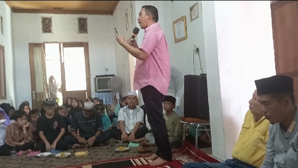 Penyampaian materi public speaking oleh Andi Amir