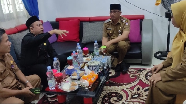 Ketua DPRD Padang H. Muharlion bersama Camat Lubuk Begalung, Nofiandi Amir dan Pendamping Satuan Pendidikan Supratman menikmati Teh Bawang Dayak