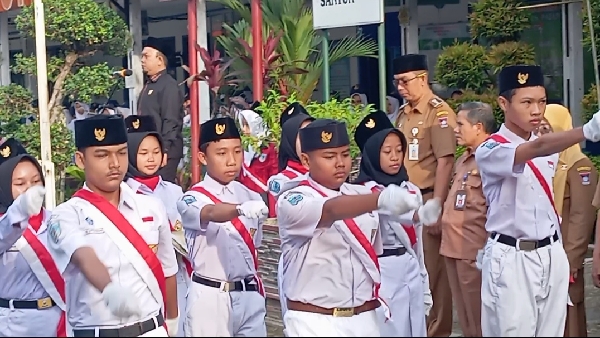 Ketua DPRD Padang H. Muharlion menjadi pembina upacara sebelum launching karya inovasi SMPN 6 Padang