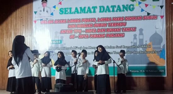 Para peserta lomba Mars Didikan Subuh