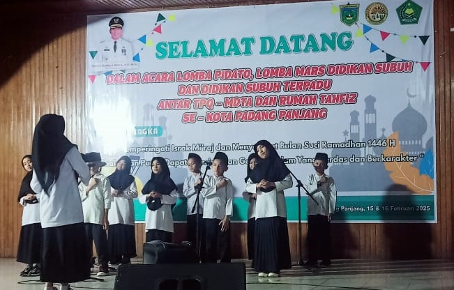 Para peserta lomba Mars Didikan Subuh