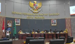 Rapat Paripurna DPRD Kota Padang penetapan Fadly Amran - Maigus Nasir