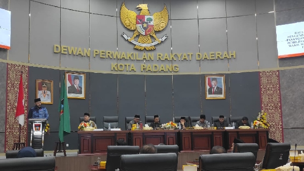 Rapat Paripurna DPRD Kota Padang penetapan Fadly Amran - Maigus Nasir