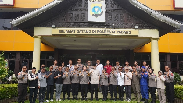 Fadly Amran saat mengunjungi Markas Polresta Padang