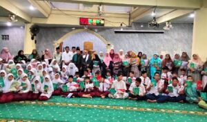 Foto bersama sebagian peserta Pesantren Ramadhan di Masjid Raya Al-Munawarah, Siteba, Padang