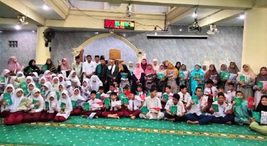 Foto bersama sebagian peserta Pesantren Ramadhan di Masjid Raya Al-Munawarah, Siteba, Padang