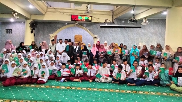 Foto bersama sebagian peserta Pesantren Ramadhan di Masjid Raya Al-Munawarah, Siteba, Padang