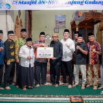 Jamaah masjid An-Nur Jorong Koto Ranah Nagari Tanjung Gadang Kabupaten Sijunjung antusias menyambut kehadiran Ketua DPRD Sumbar, Muhidi, Sabtu 15/3/2025. (foto hms/spiritsumbar)