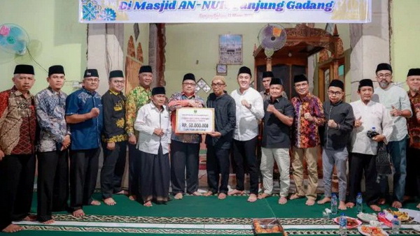 Jamaah masjid An-Nur Jorong Koto Ranah Nagari Tanjung Gadang Kabupaten Sijunjung antusias menyambut kehadiran Ketua DPRD Sumbar, Muhidi, Sabtu 15/3/2025. (foto hms/spiritsumbar)