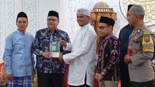 Muhidi saat Safari Ramadhan di Masjid Al Muhajirin, Perumahan Nuansa Indah III, Kelurahan Koto Panjang Ikua Koto, Kecamatan Koto Tangah, Kota Padang, Minggu 16/3/2025. (Foto Hms/spiritsumbar)