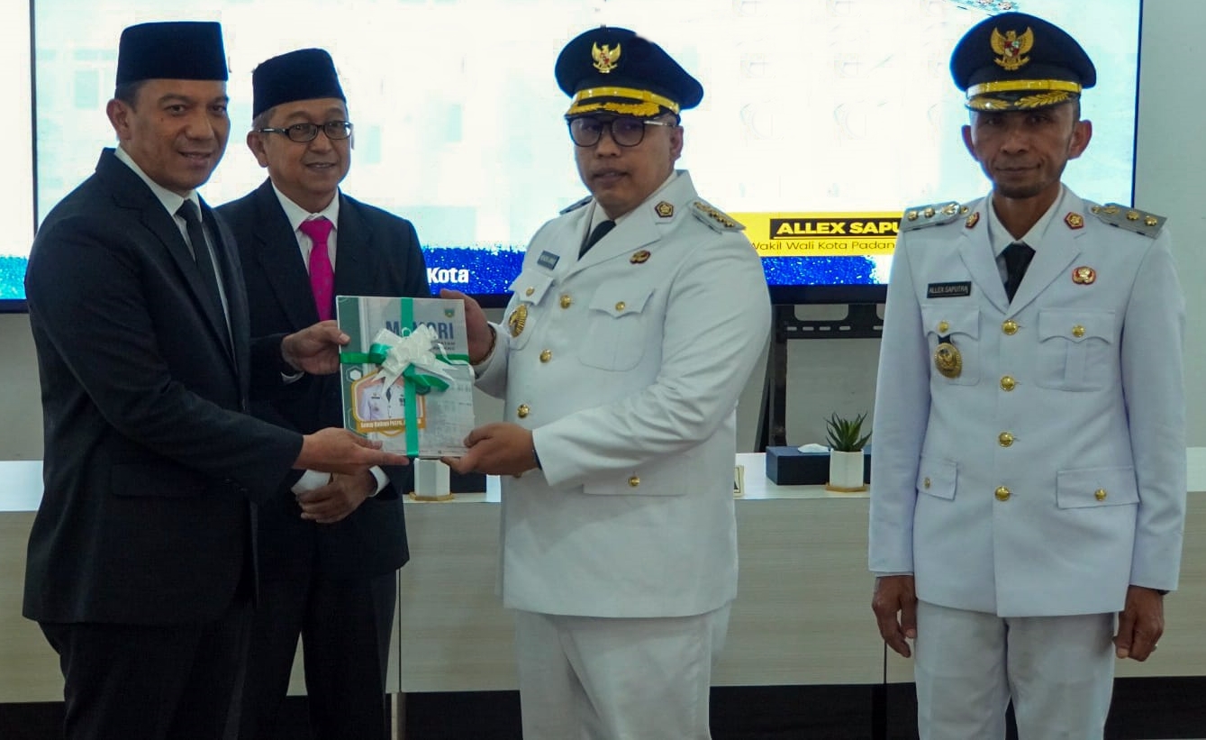 Penyerahan memori oleh Pj Wako Sonny Budaya Putra kepada Wako Hendri Arnis( foto: Komnifo Padang Panjang)