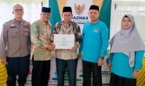 Polres Dharmasraya serahkan zakat