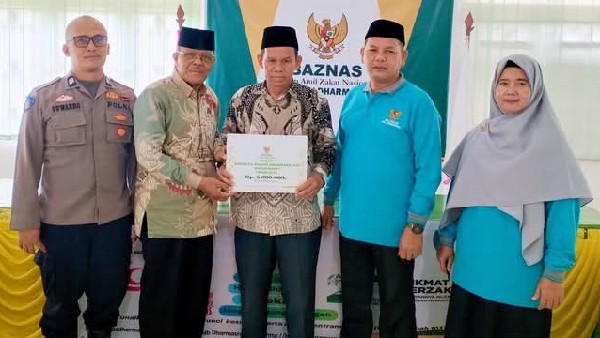 Polres Dharmasraya serahkan zakat