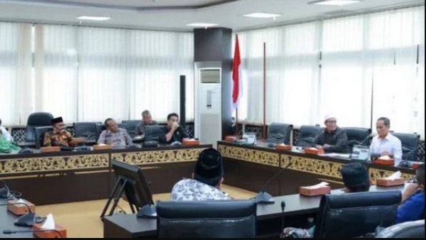 Rombongan DPRD Tanah Datar tersebut diterima langsung oleh Wakil Ketua Komisi III DPRD Sumbar, H. Mochklasin, S.Si., didampingi Kabag Persidangan dan Perundang - Undangan Sekretariat DPRD Sumbar Zardi Syahrir, SH, MM. (foto hms/spiritsumbar)