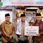 Usai menrima bantuan Pengurus Mesjid Zuama' foto bersama Kapolda dan wako Padang Panjang