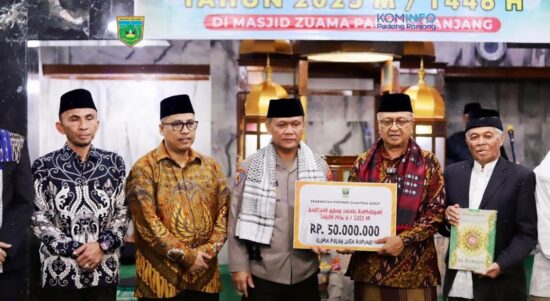 Usai menrima bantuan Pengurus Mesjid Zuama' foto bersama Kapolda dan wako Padang Panjang