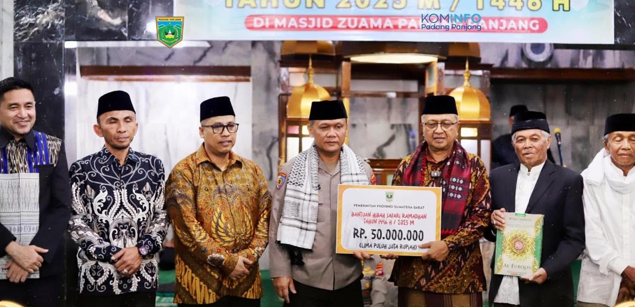 Usai menrima bantuan Pengurus Mesjid Zuama' foto bersama Kapolda dan wako Padang Panjang