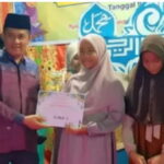 Wakil Ketua DPRD Sumbar Evi Yandi berikan piagam penghargaan kepada salah seorang pemenang pada kegiatan MTQ