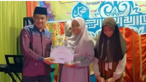 Wakil Ketua DPRD Sumbar Evi Yandi berikan piagam penghargaan kepada salah seorang pemenang pada kegiatan MTQ