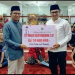 Wakil Ketua DPRD Sumbar, Evi Yandri Rajo Budiman menyerahkan bantuan dana secara simbolis Rp50 juta dan mushaf Alquran kepada pengurus masjid.