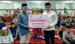 Wakil Ketua DPRD Sumbar, Evi Yandri Rajo Budiman menyerahkan bantuan dana secara simbolis Rp50 juta dan mushaf Alquran kepada pengurus masjid.