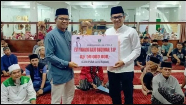 Wakil Ketua DPRD Sumbar, Evi Yandri Rajo Budiman menyerahkan bantuan dana secara simbolis Rp50 juta dan mushaf Alquran kepada pengurus masjid.