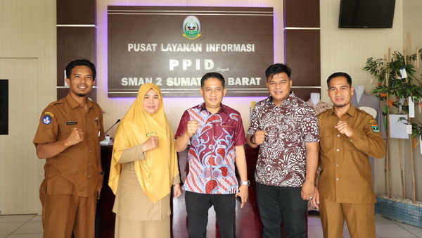 Wakil Ketua DPRD Sumbar Evi Yandri Kunjungi SMAN 2 Sumbar